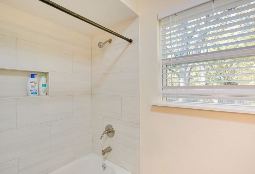 Hot Tub & Lake Access: Malakoff Retreat!