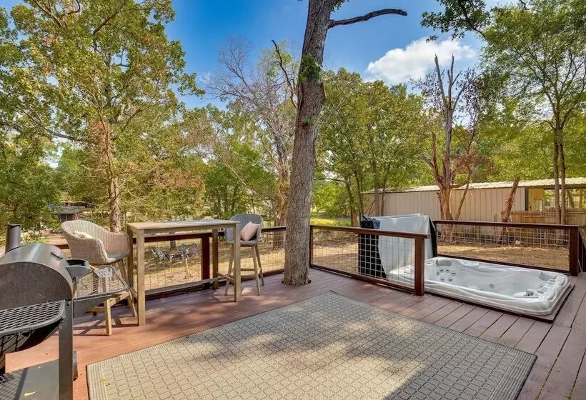 Hot Tub & Lake Access: Malakoff Retreat!