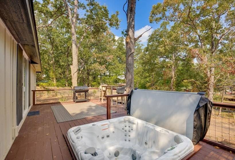 Hot Tub & Lake Access: Malakoff Retreat!