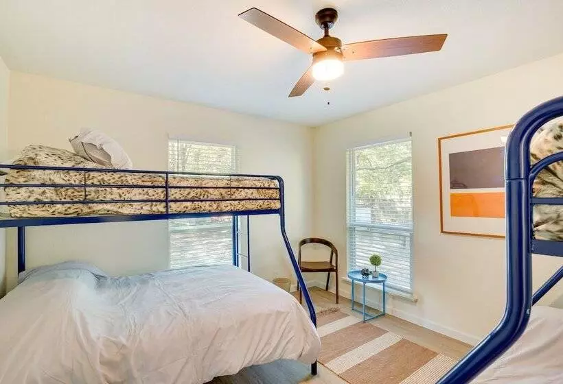 Hot Tub & Lake Access: Malakoff Retreat!