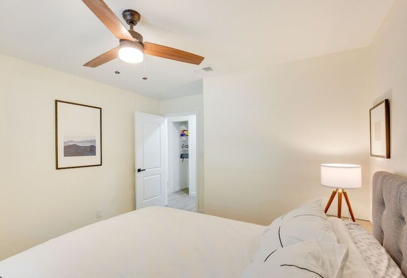 Hot Tub & Lake Access: Malakoff Retreat!