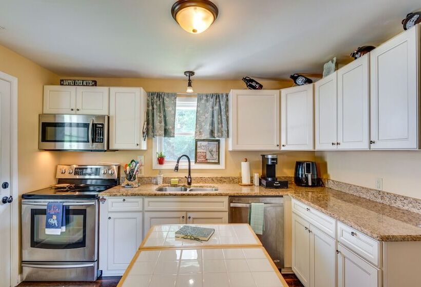 Modern Belmont Home ~ 2 Mi To Historic Downtown!