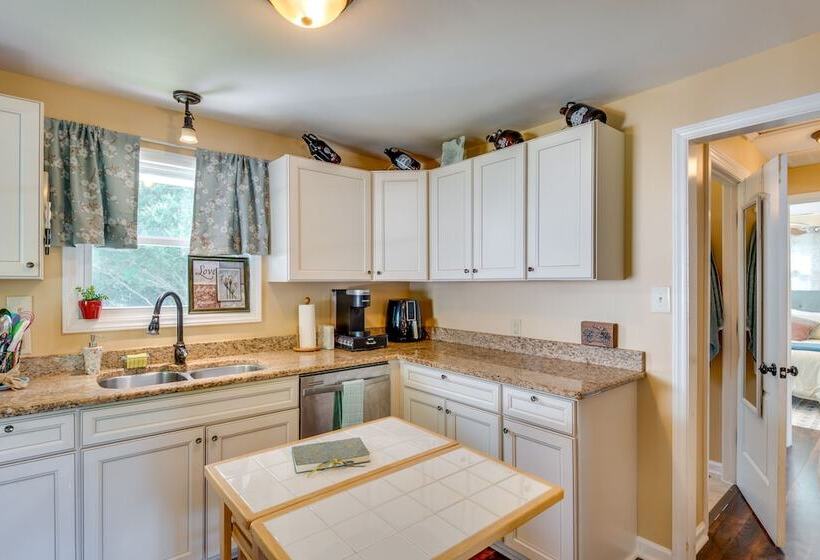 Modern Belmont Home ~ 2 Mi To Historic Downtown!