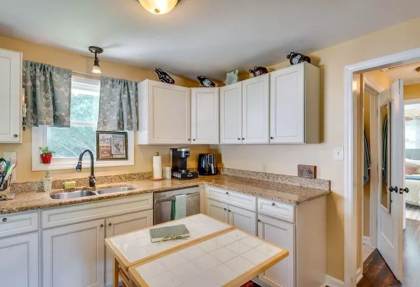 Modern Belmont Home ~ 2 Mi To Historic Downtown!
