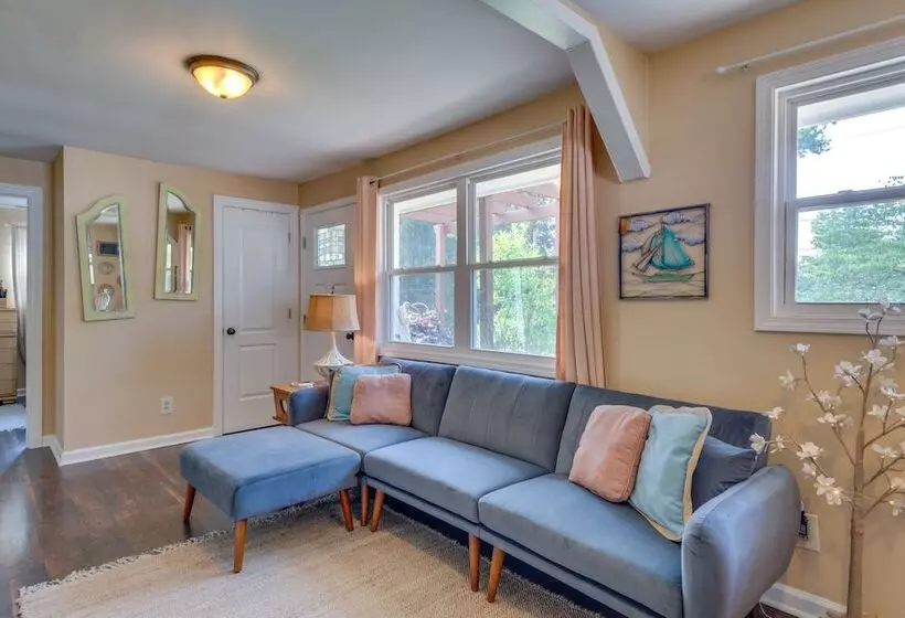 Modern Belmont Home ~ 2 Mi To Historic Downtown!