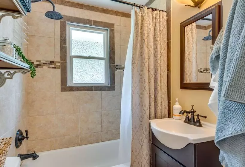 Modern Belmont Home ~ 2 Mi To Historic Downtown!