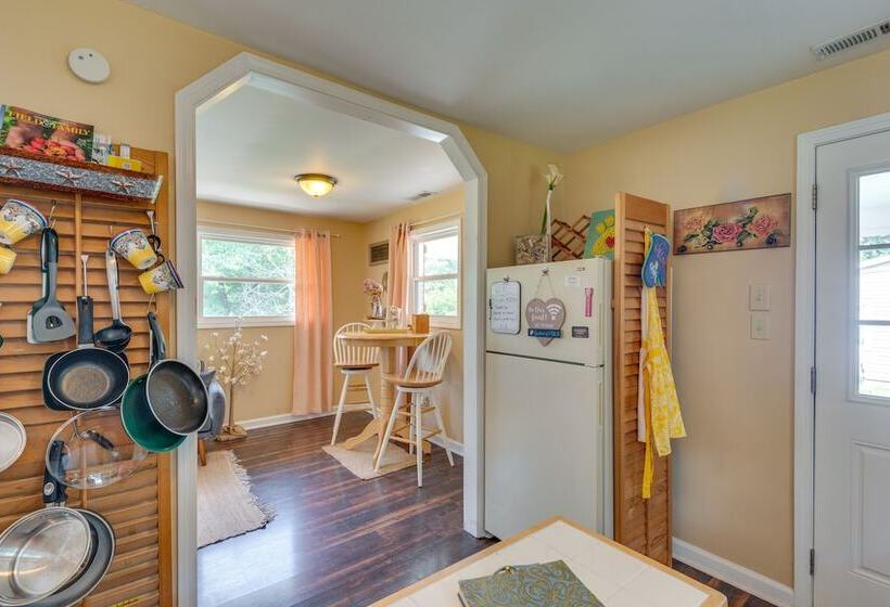 Modern Belmont Home ~ 2 Mi To Historic Downtown!