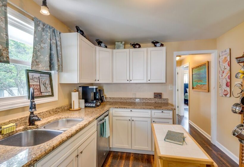 Modern Belmont Home ~ 2 Mi To Historic Downtown!