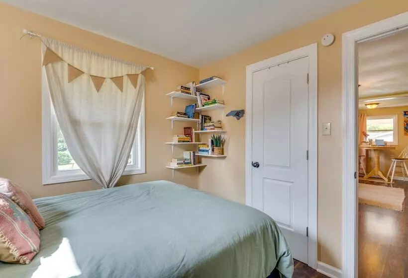Modern Belmont Home ~ 2 Mi To Historic Downtown!