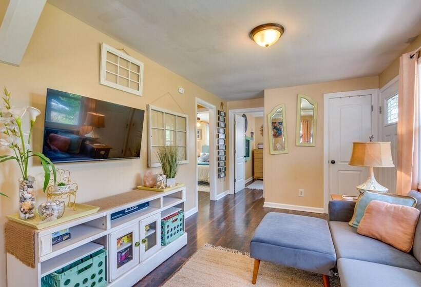 Modern Belmont Home ~ 2 Mi To Historic Downtown!