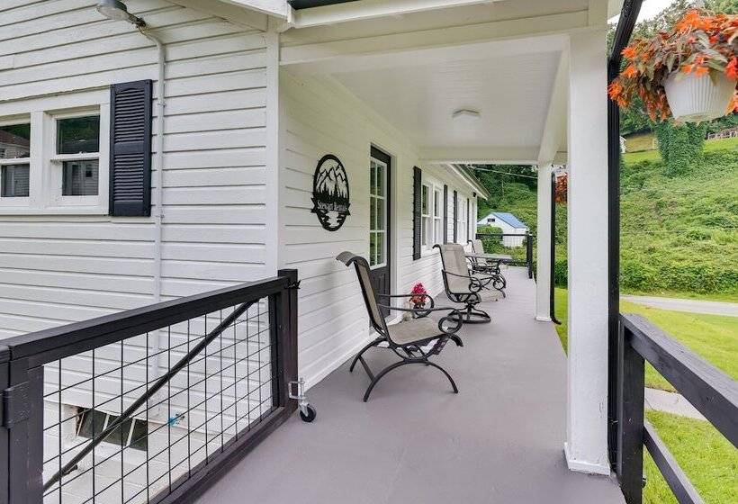 Mullens Home   Close To Hatfield Mccoy Trailhead!