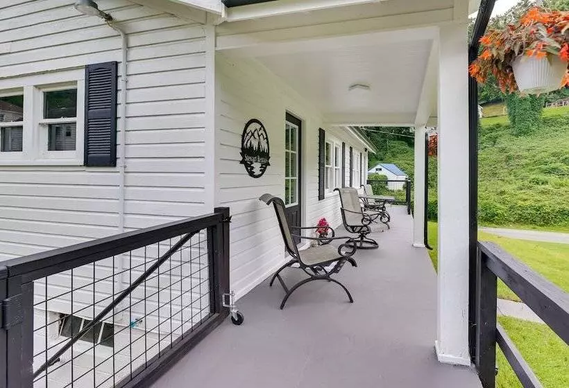 Mullens Home   Close To Hatfield Mccoy Trailhead!