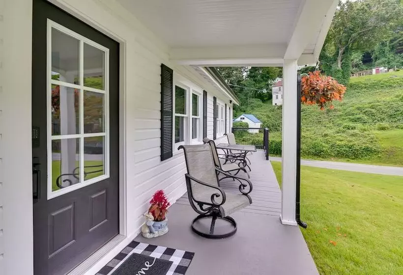 Mullens Home   Close To Hatfield Mccoy Trailhead!