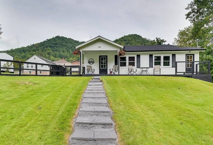 Mullens Home   Close To Hatfield Mccoy Trailhead!