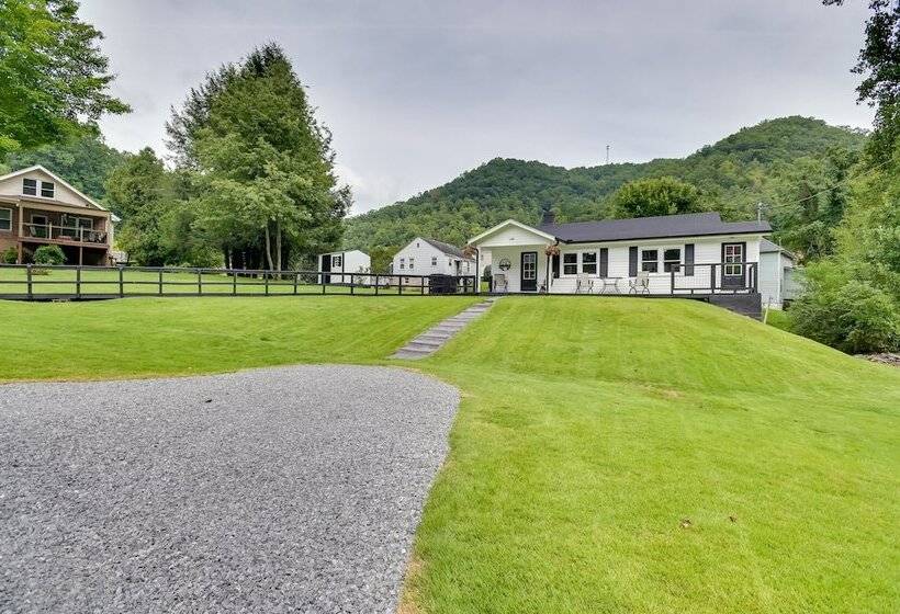 Mullens Home   Close To Hatfield Mccoy Trailhead!