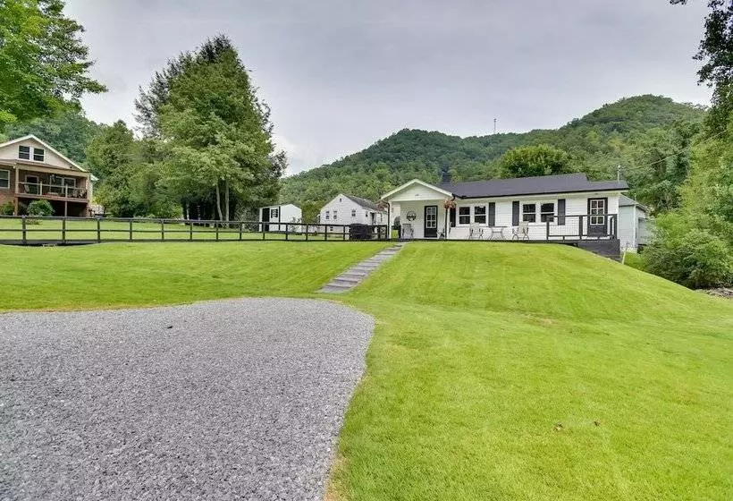 Mullens Home   Close To Hatfield Mccoy Trailhead!