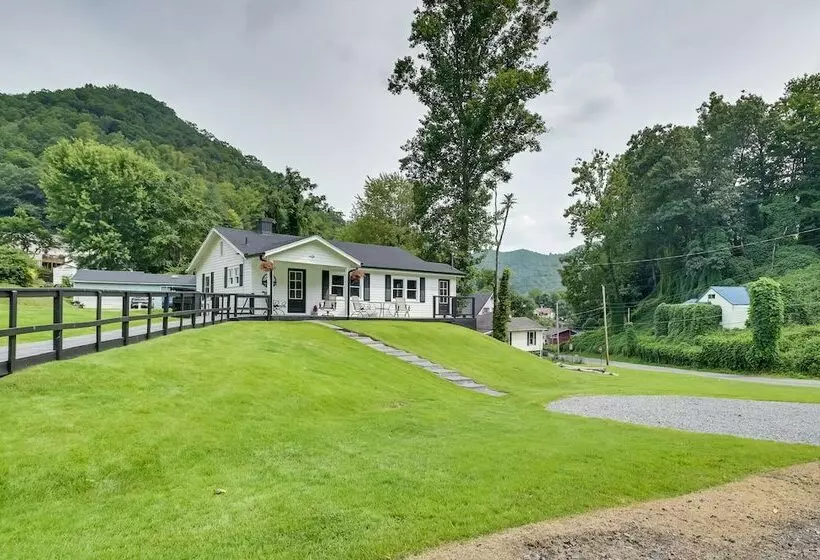 Mullens Home   Close To Hatfield Mccoy Trailhead!