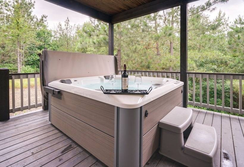 Painted Sky  Modern Broken Bow Cabin W/ Hot Tub!