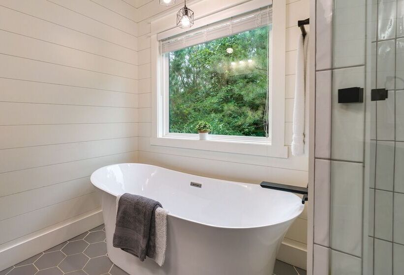 Painted Sky  Modern Broken Bow Cabin W/ Hot Tub!