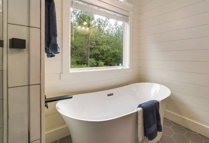 Painted Sky  Modern Broken Bow Cabin W/ Hot Tub!