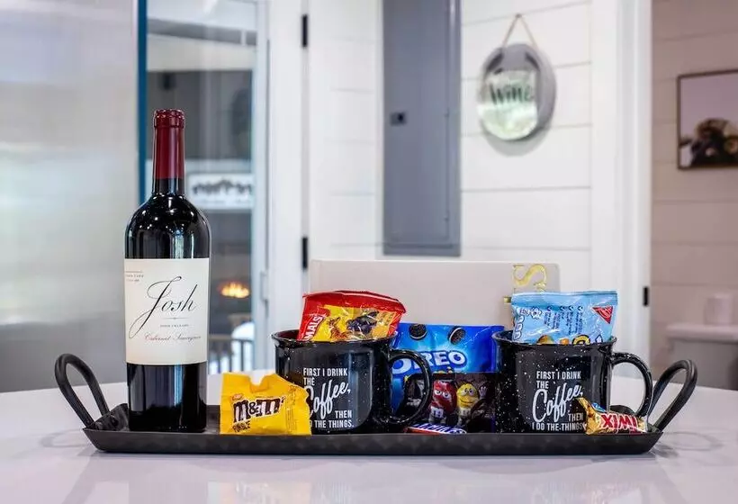 Painted Sky  Modern Broken Bow Cabin W/ Hot Tub!