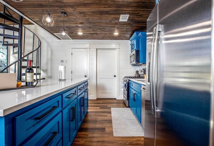 Painted Sky  Modern Broken Bow Cabin W/ Hot Tub!