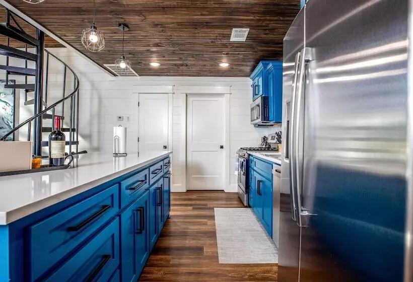 Painted Sky  Modern Broken Bow Cabin W/ Hot Tub!