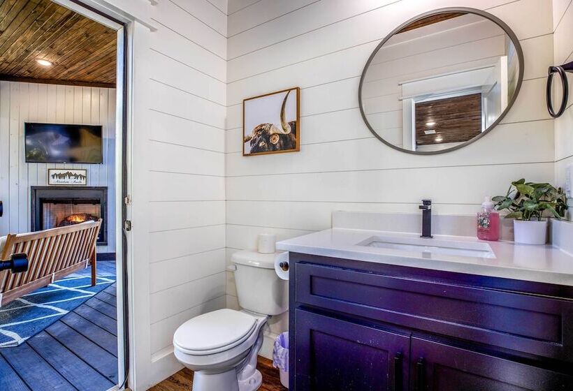 Painted Sky  Modern Broken Bow Cabin W/ Hot Tub!