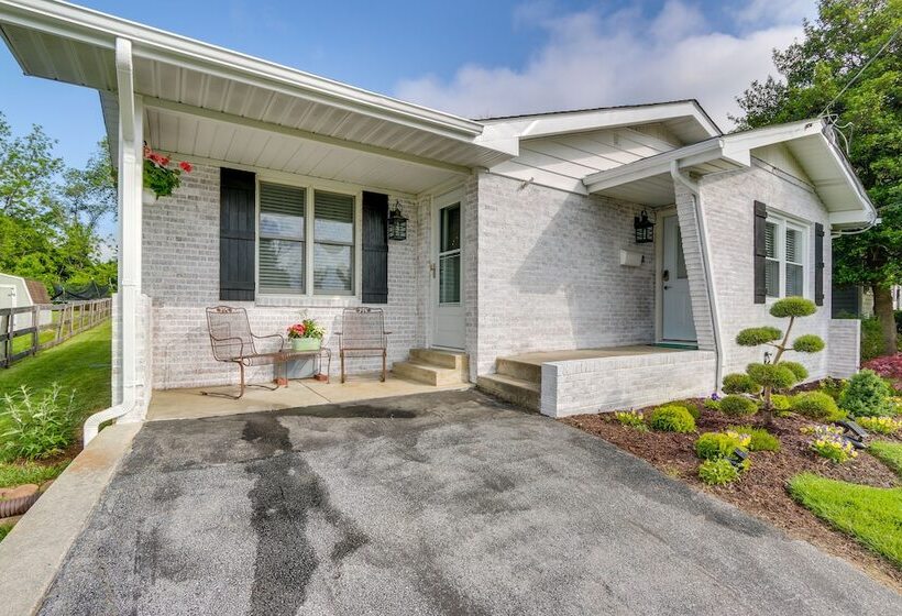 Pet Friendly Berryville Home: Walk To Main Street!