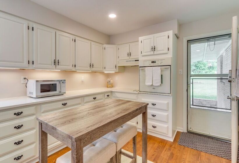 Pet Friendly Berryville Home: Walk To Main Street!