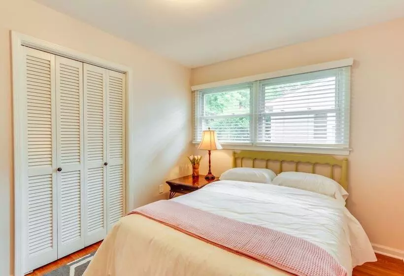 Pet Friendly Berryville Home: Walk To Main Street!