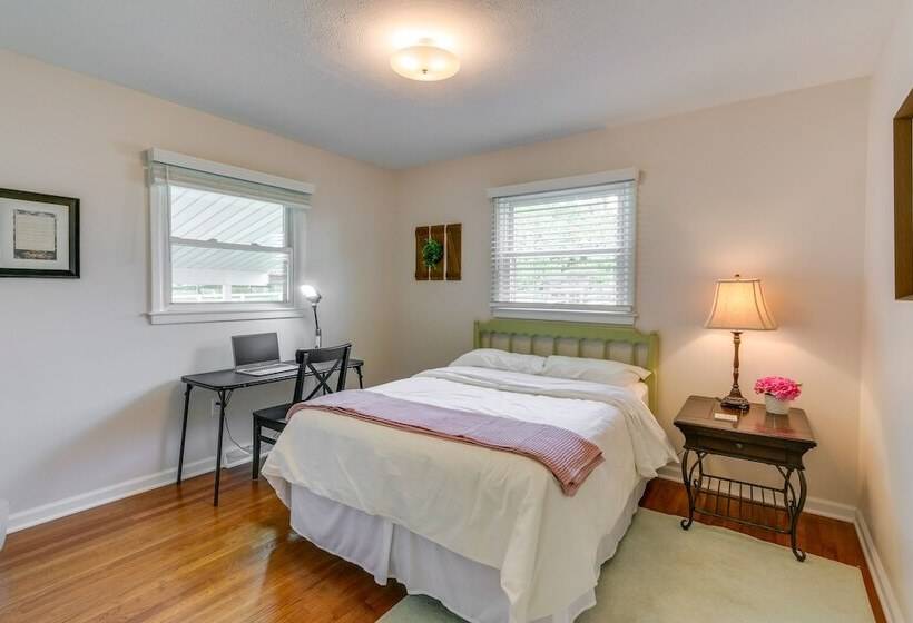 Pet Friendly Berryville Home: Walk To Main Street!