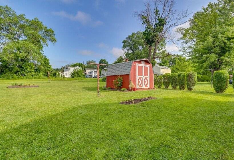 Pet Friendly Berryville Home: Walk To Main Street!