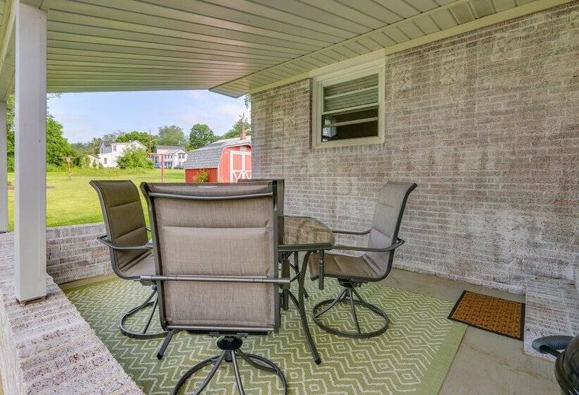 Pet Friendly Berryville Home: Walk To Main Street!
