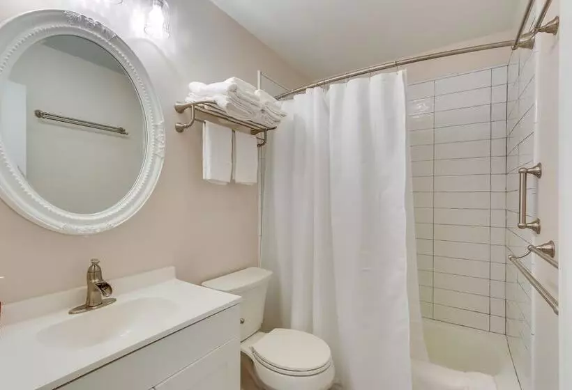 Pet Friendly Berryville Home: Walk To Main Street!