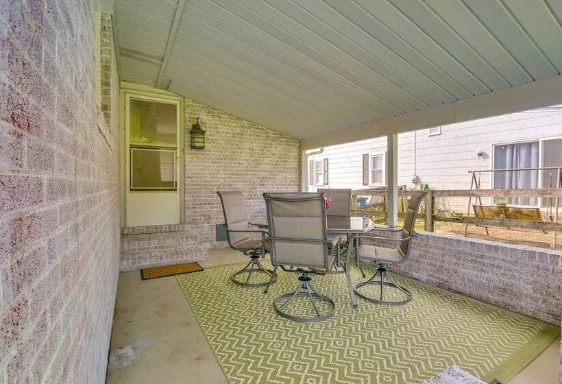 Pet Friendly Berryville Home: Walk To Main Street!