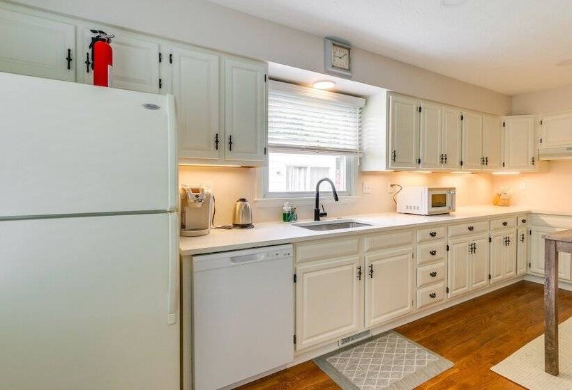 Pet Friendly Berryville Home: Walk To Main Street!