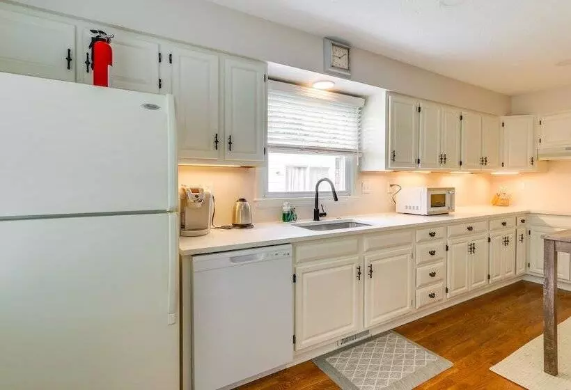 Pet Friendly Berryville Home: Walk To Main Street!