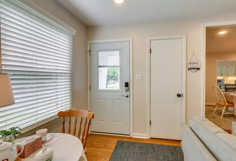 Pet Friendly Berryville Home: Walk To Main Street!