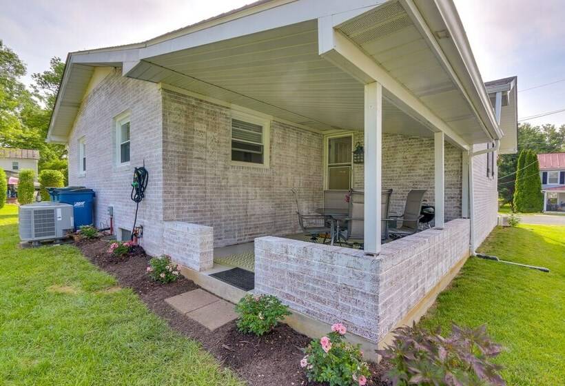 Pet Friendly Berryville Home: Walk To Main Street!