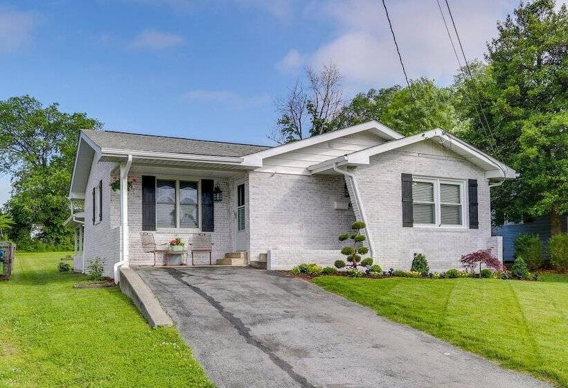 Pet Friendly Berryville Home: Walk To Main Street!