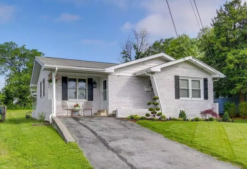 Pet Friendly Berryville Home: Walk To Main Street!