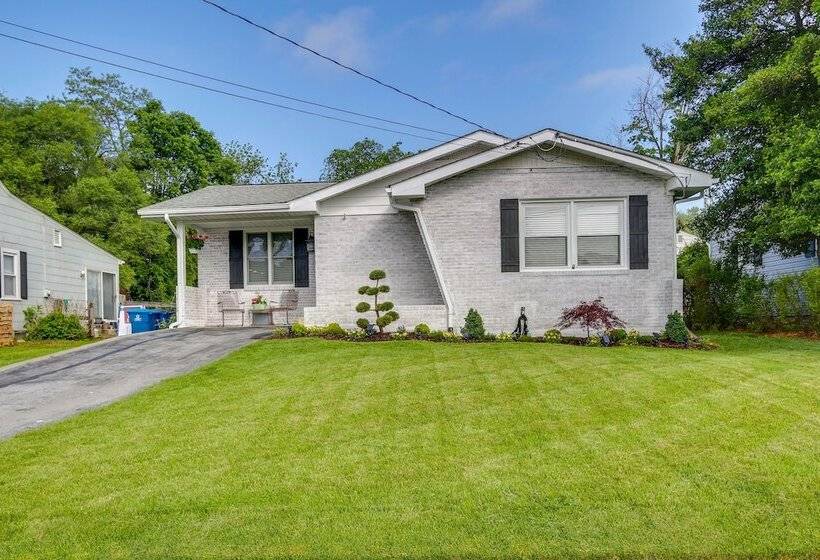 Pet Friendly Berryville Home: Walk To Main Street!