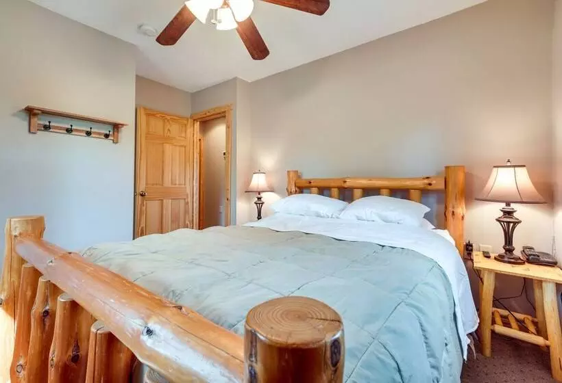 Pet Friendly Iron River Cabin With Fire Pit!