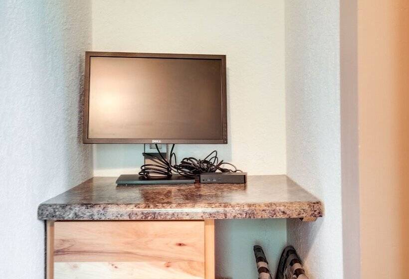 Pet Friendly Iron River Cabin With Fire Pit!