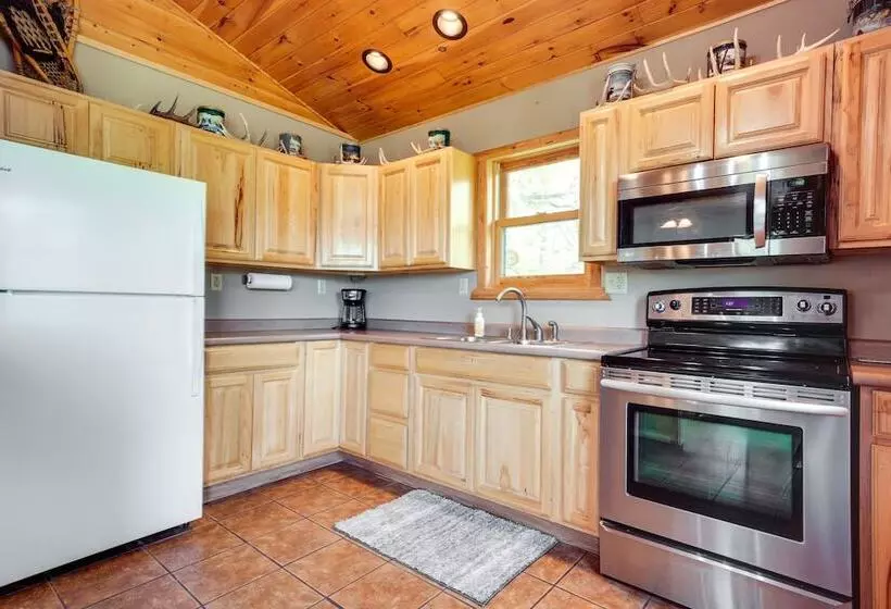 Pet Friendly Iron River Cabin With Fire Pit!