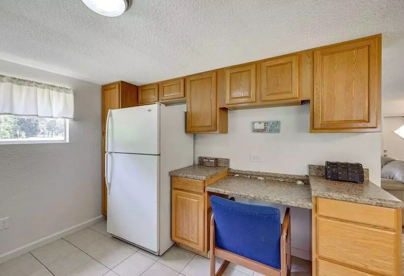 Quiet Crescent City Home W/ Fire Pit, Boat Parking