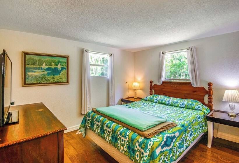 Quiet Crescent City Home W/ Fire Pit, Boat Parking