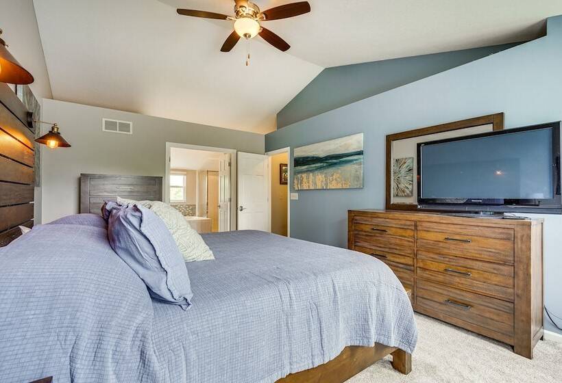 Spacious Lewis Center Home W/ Yard & Gas Grill!