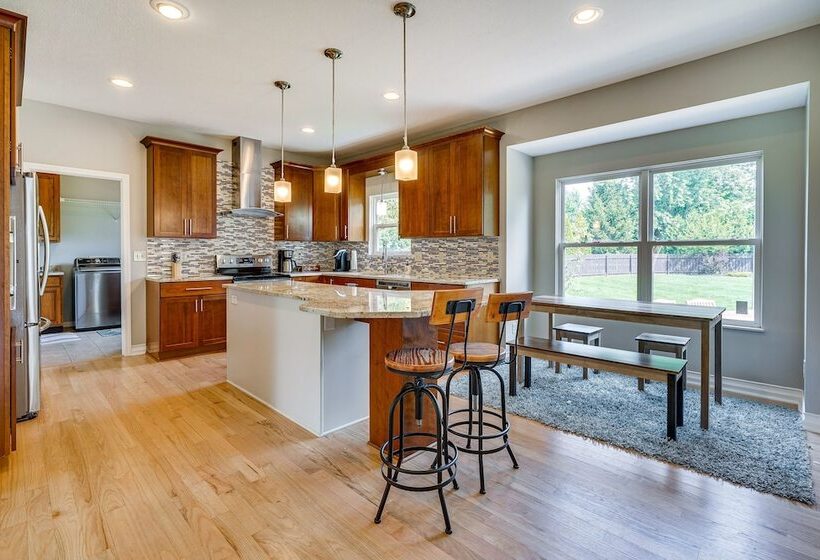 Spacious Lewis Center Home W/ Yard & Gas Grill!